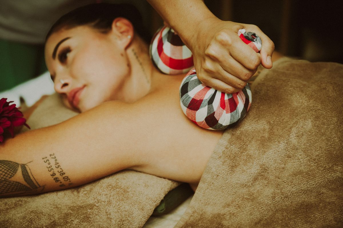 Kruidenstempel massage bij Bonzai24 in Amersfoort waarbij warme kruidenstempels worden gebruikt voor spierherstel, blessureherstel en diepe ontspanning.