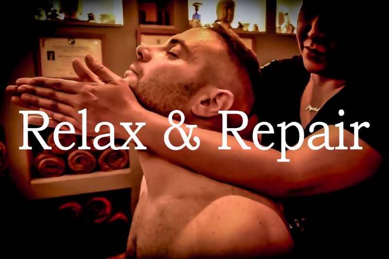 Professionele nekmassage bij man in Amersfoort massagesalon, therapeut voert ontspanningsmassage uit voor spierherstel en stressvermindering – Relax & Repair behandeling.