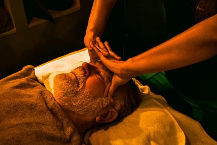 Deze professionele hoofdmassage in een luxe wellness spa biedt diepe ontspanning voor lichaam en geest. Tijdens de behandeling worden spanningen in het hoofd, gezicht en de nek