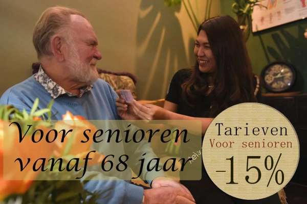 Een oudere man zit lachend in een huiskamer terwijl een jonge zorgmedewerker hem een pasje overhandigt. Op de afbeelding staat de tekst: “Voor senioren vanaf 68 jaar” en “Tarieven voor senioren –15%”.