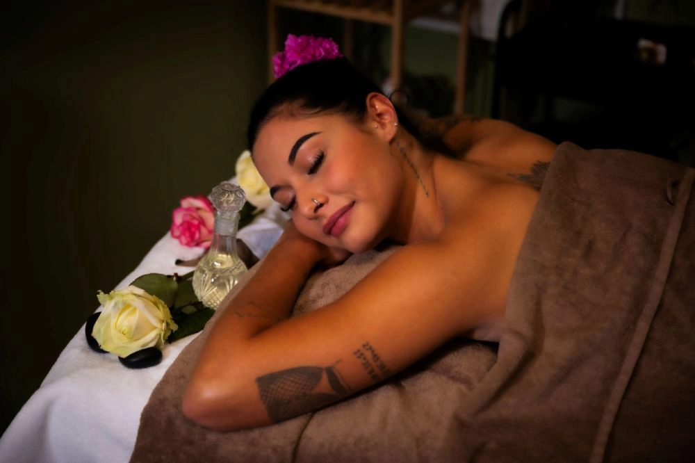 Ontspanningsmassage bij Bonzai24, waarbij een cliënt volledig tot rust komt tijdens een professionele massage in een warme en sfeervolle massagepraktijk.